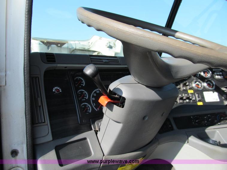 image for item A8208 2006 Freightliner Columbia CL120 semi truck