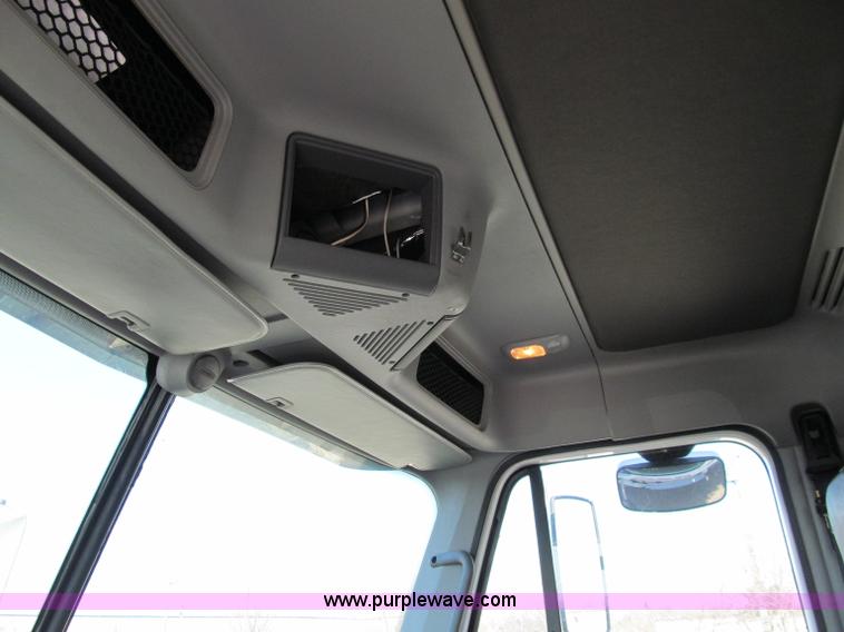 image for item A8208 2006 Freightliner Columbia CL120 semi truck