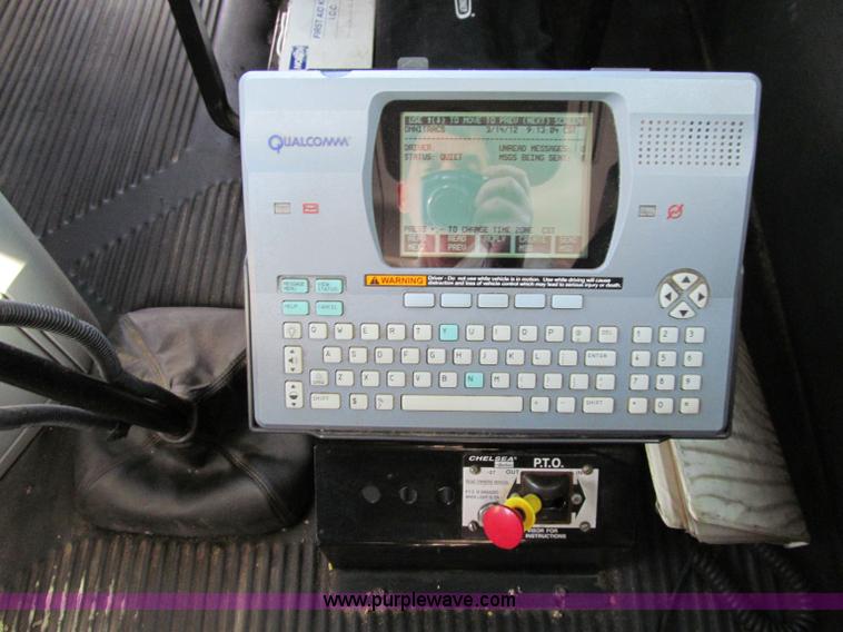 image for item A8208 2006 Freightliner Columbia CL120 semi truck