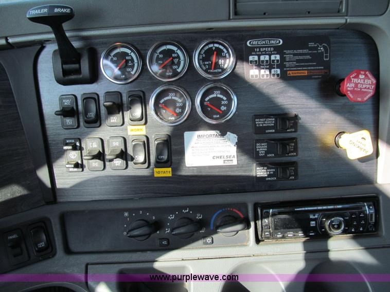 image for item A8208 2006 Freightliner Columbia CL120 semi truck