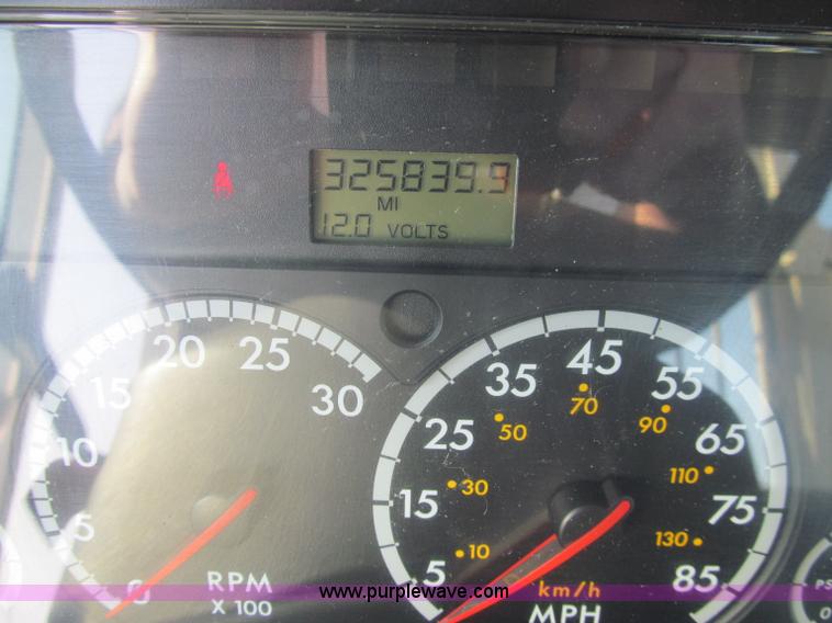 image for item A8208 2006 Freightliner Columbia CL120 semi truck