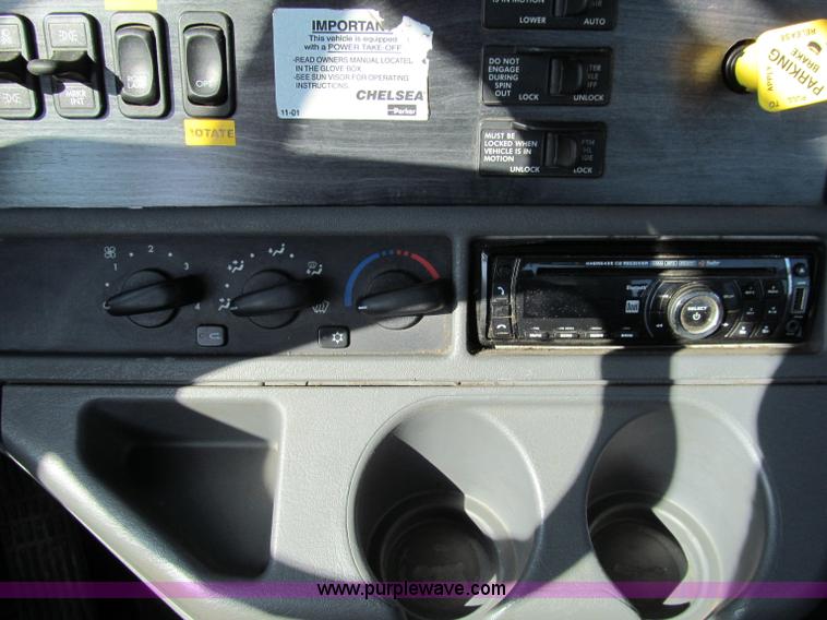 image for item A8208 2006 Freightliner Columbia CL120 semi truck