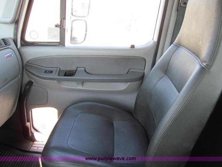 image for item A8208 2006 Freightliner Columbia CL120 semi truck