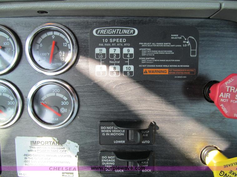 image for item A8208 2006 Freightliner Columbia CL120 semi truck