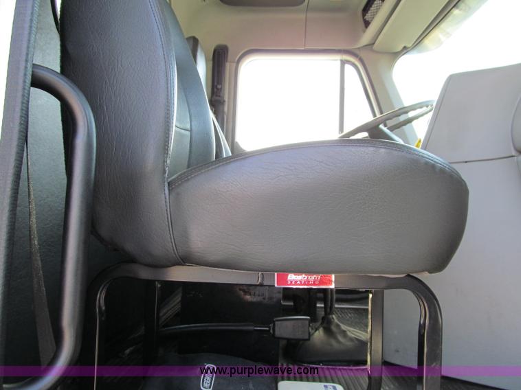 image for item A8208 2006 Freightliner Columbia CL120 semi truck