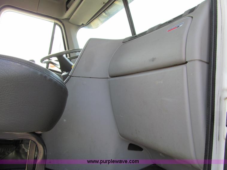 image for item A8208 2006 Freightliner Columbia CL120 semi truck