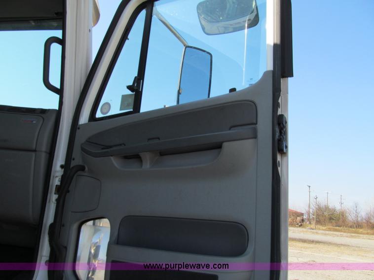image for item A8208 2006 Freightliner Columbia CL120 semi truck