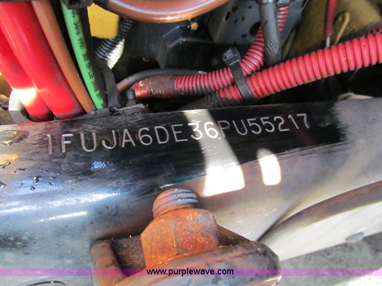 image for item A8208 2006 Freightliner Columbia CL120 semi truck