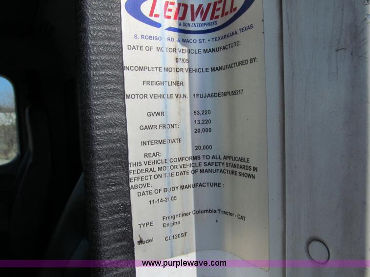 image for item A8208 2006 Freightliner Columbia CL120 semi truck