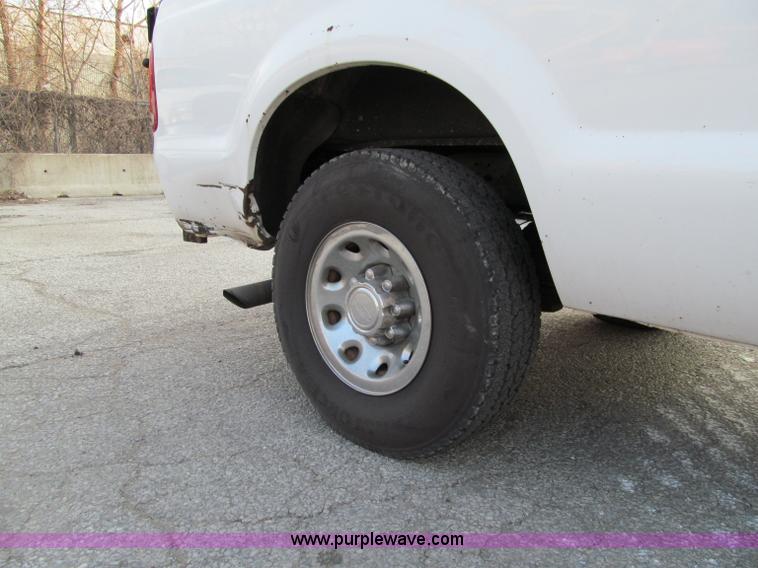 image for item A8209 2004 Ford F250 XLT SuperCab pickup truck