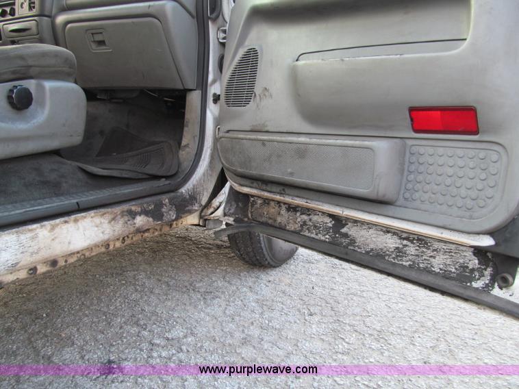 image for item A8209 2004 Ford F250 XLT SuperCab pickup truck