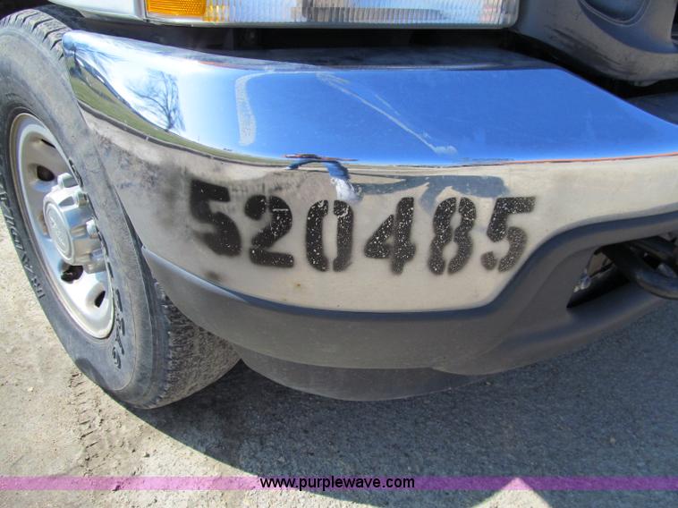 image for item A8210 2004 Ford F250 XLT SuperCab pickup truck