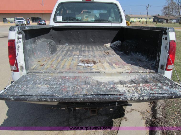 image for item A8210 2004 Ford F250 XLT SuperCab pickup truck