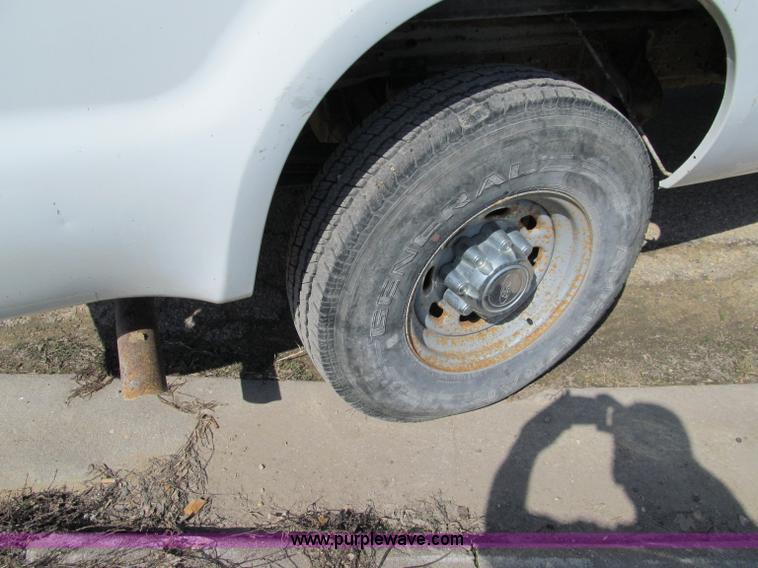 image for item A8210 2004 Ford F250 XLT SuperCab pickup truck