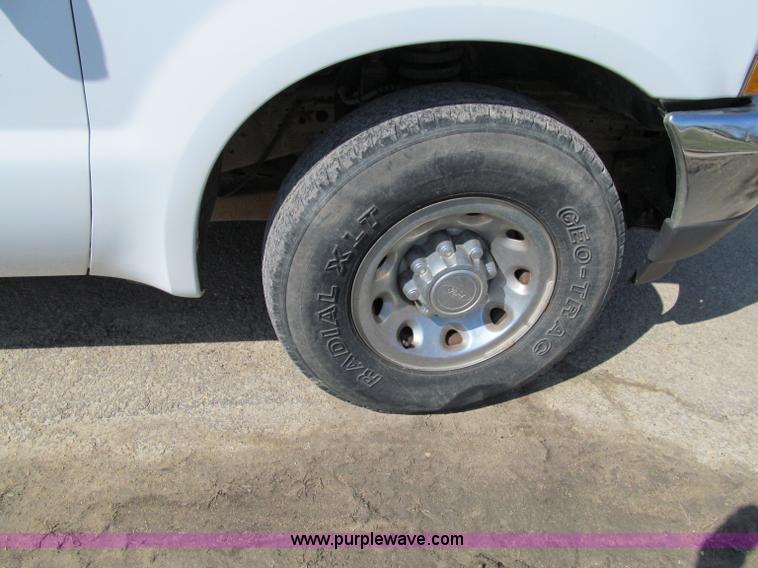image for item A8210 2004 Ford F250 XLT SuperCab pickup truck
