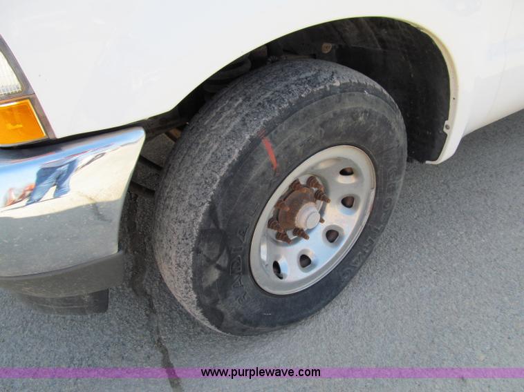 image for item A8210 2004 Ford F250 XLT SuperCab pickup truck
