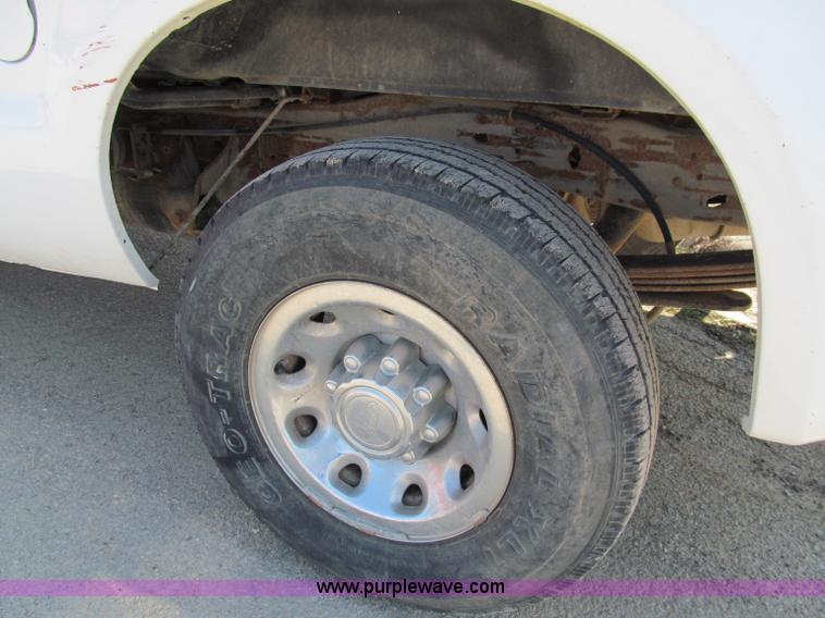 image for item A8210 2004 Ford F250 XLT SuperCab pickup truck