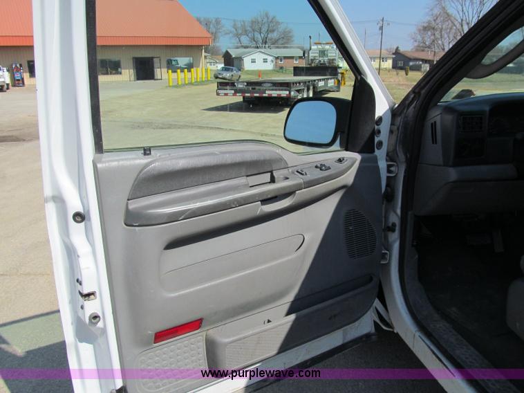 image for item A8210 2004 Ford F250 XLT SuperCab pickup truck