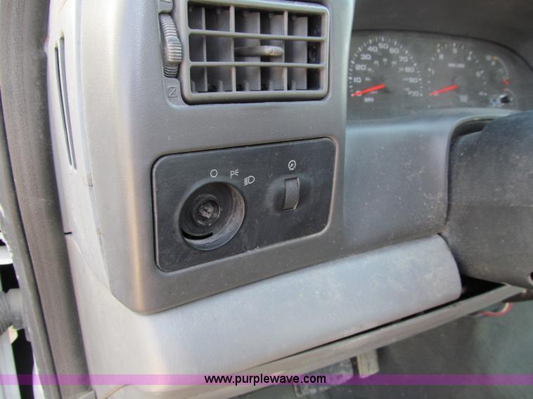 image for item A8210 2004 Ford F250 XLT SuperCab pickup truck