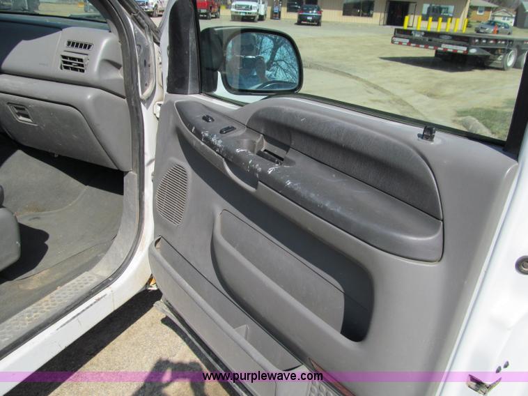 image for item A8210 2004 Ford F250 XLT SuperCab pickup truck