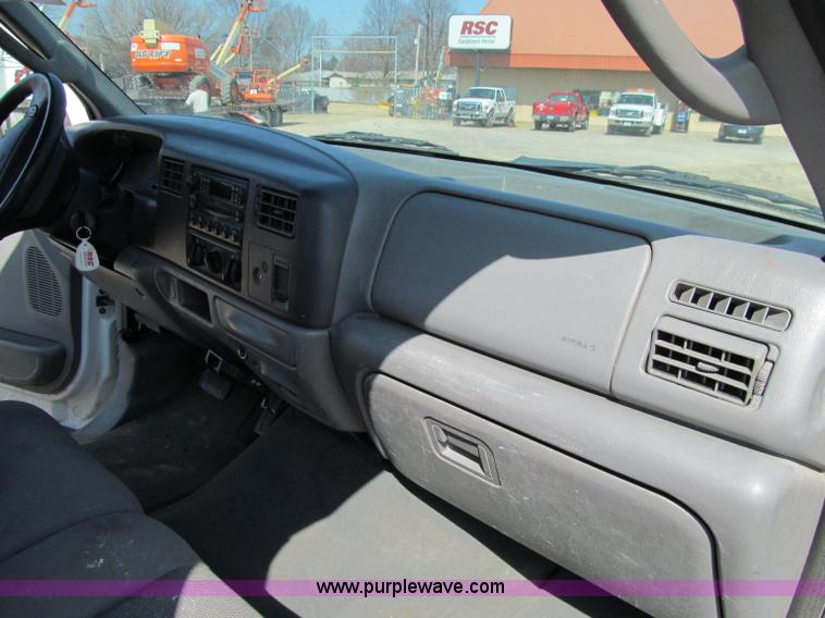 image for item A8210 2004 Ford F250 XLT SuperCab pickup truck