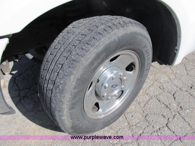 image for item B2660 2006 Ford F250 XLT Super Duty pickup truck