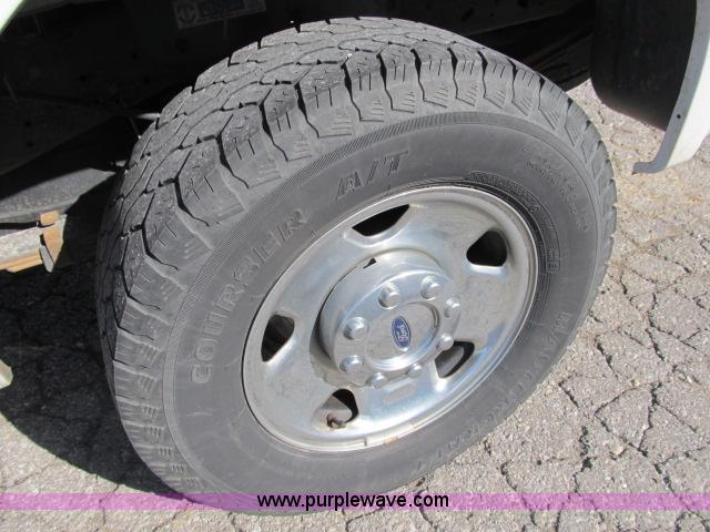 image for item B2660 2006 Ford F250 XLT Super Duty pickup truck