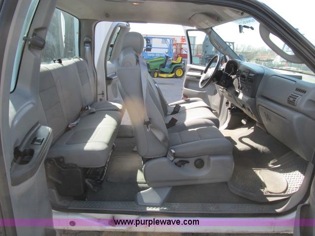 image for item B2660 2006 Ford F250 XLT Super Duty pickup truck