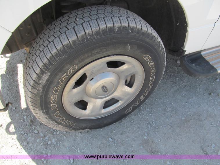 image for item B5111 2006 Ford F150XL crew cab pickup truck