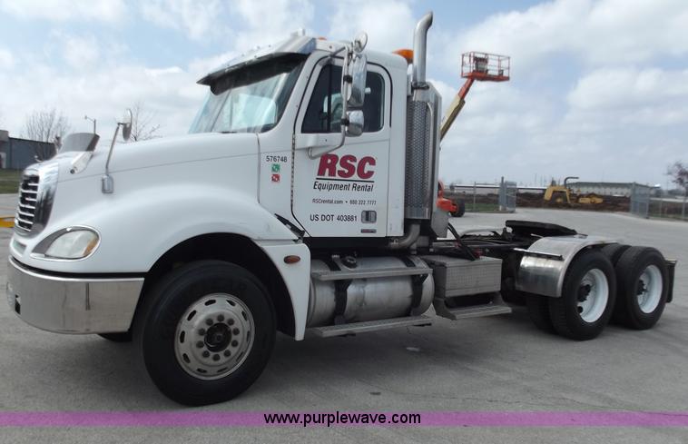 image for item D3695 2005 Freightliner Columbia CL120ST semi truck