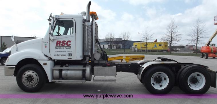 image for item D3695 2005 Freightliner Columbia CL120ST semi truck