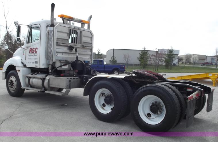 image for item D3695 2005 Freightliner Columbia CL120ST semi truck