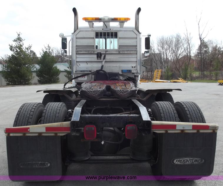 image for item D3695 2005 Freightliner Columbia CL120ST semi truck