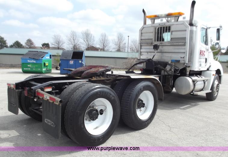 image for item D3695 2005 Freightliner Columbia CL120ST semi truck