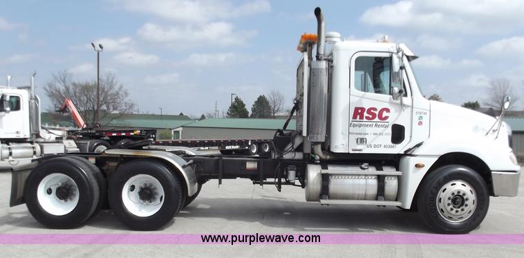 image for item D3695 2005 Freightliner Columbia CL120ST semi truck