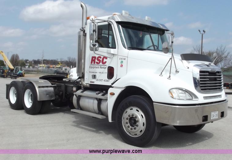 image for item D3695 2005 Freightliner Columbia CL120ST semi truck