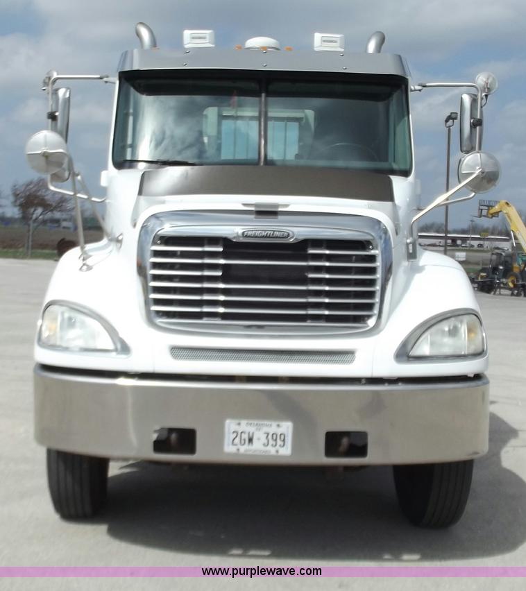 image for item D3695 2005 Freightliner Columbia CL120ST semi truck