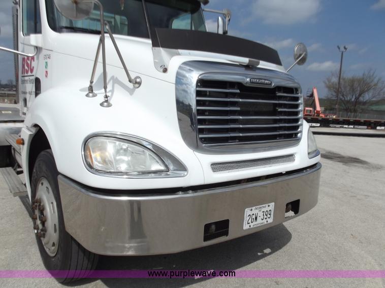 image for item D3695 2005 Freightliner Columbia CL120ST semi truck