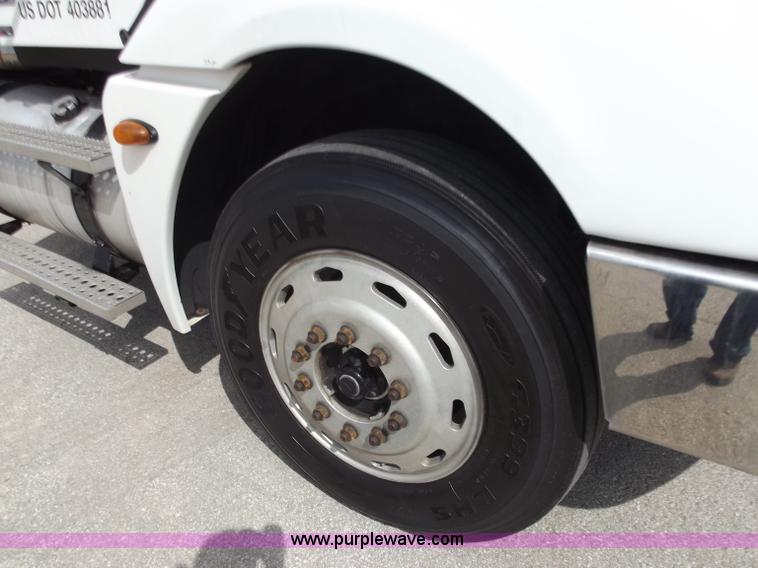 image for item D3695 2005 Freightliner Columbia CL120ST semi truck