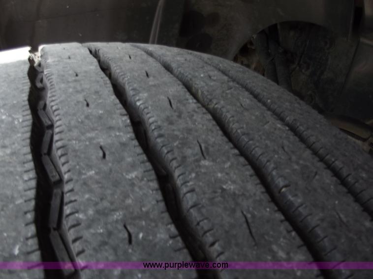 image for item D3695 2005 Freightliner Columbia CL120ST semi truck