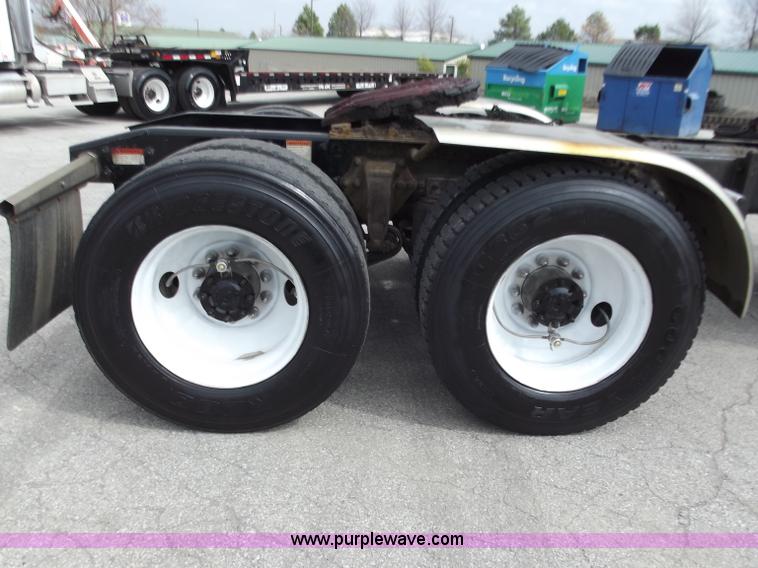 image for item D3695 2005 Freightliner Columbia CL120ST semi truck