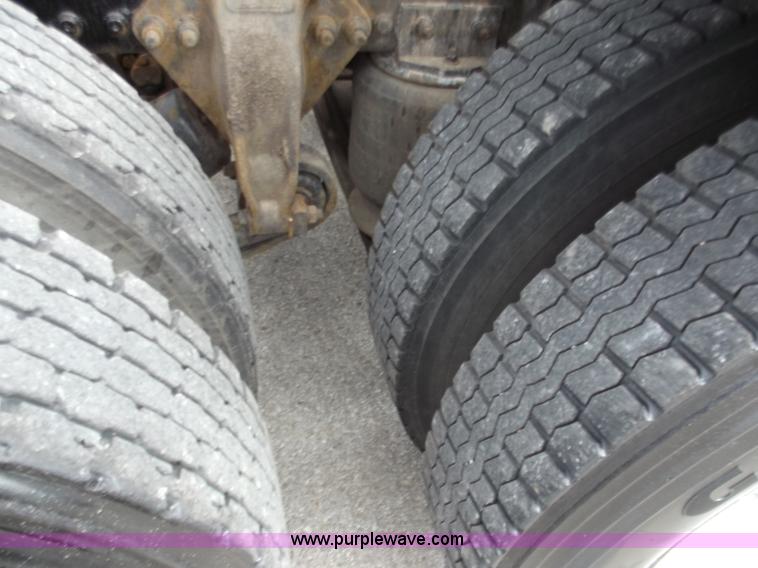 image for item D3695 2005 Freightliner Columbia CL120ST semi truck