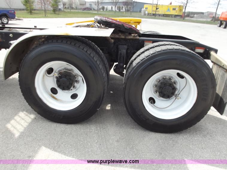 image for item D3695 2005 Freightliner Columbia CL120ST semi truck