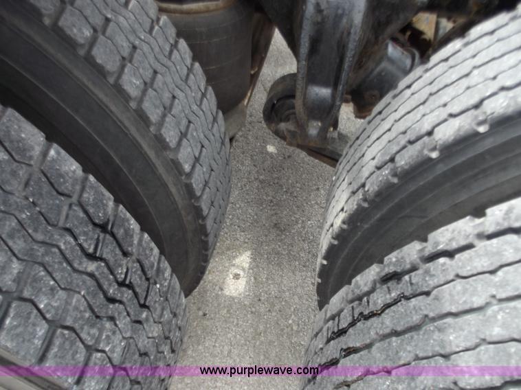 image for item D3695 2005 Freightliner Columbia CL120ST semi truck