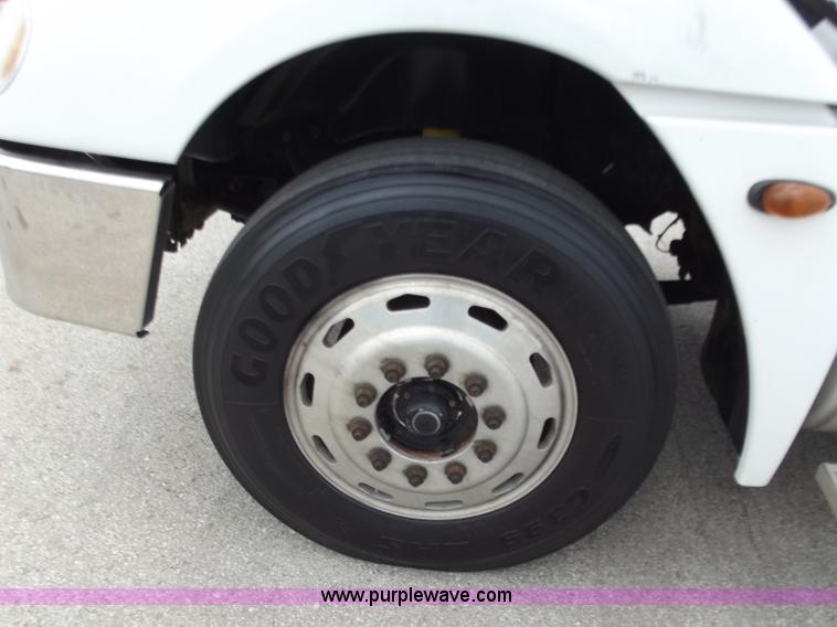 image for item D3695 2005 Freightliner Columbia CL120ST semi truck