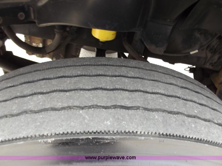 image for item D3695 2005 Freightliner Columbia CL120ST semi truck