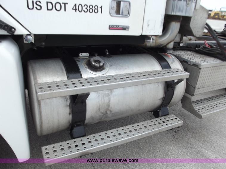 image for item D3695 2005 Freightliner Columbia CL120ST semi truck