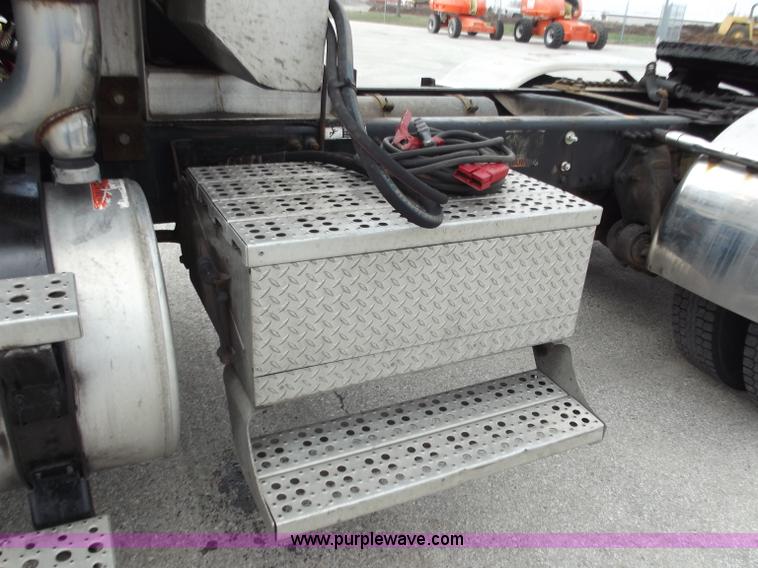 image for item D3695 2005 Freightliner Columbia CL120ST semi truck