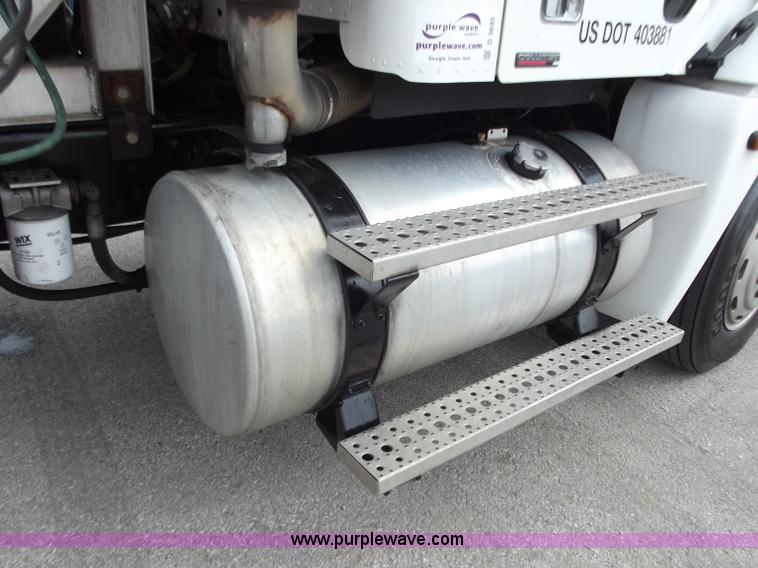 image for item D3695 2005 Freightliner Columbia CL120ST semi truck