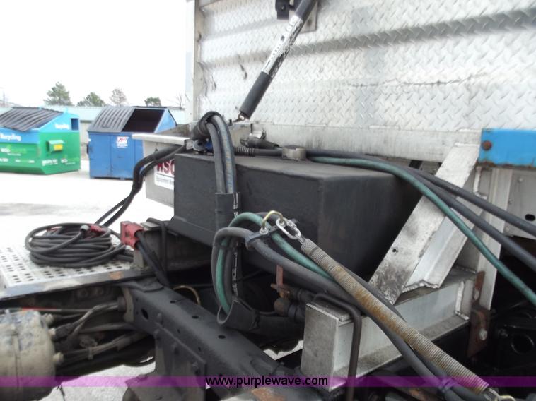 image for item D3695 2005 Freightliner Columbia CL120ST semi truck